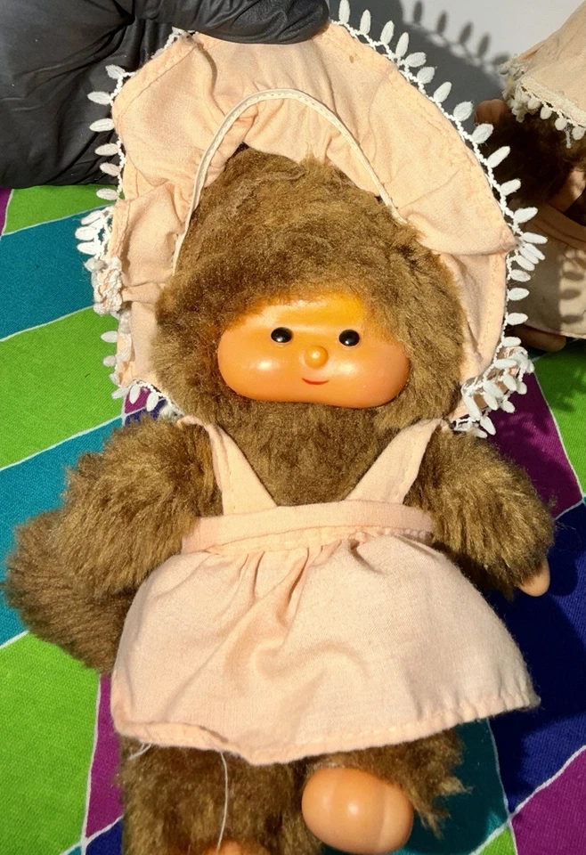 DANDEE PLUSH, HUGE LOT OF 3 VINTAGE MONKEE-FRIENDS, BONNETS & DRESS, 1981! - Image 2 of 4