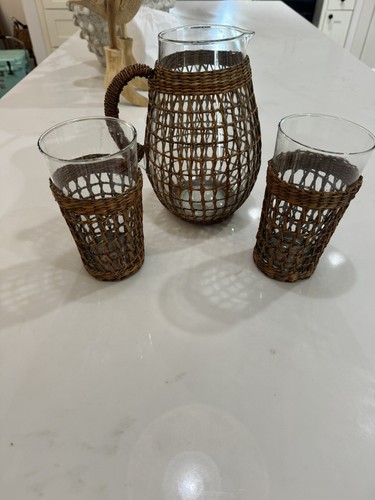RARE HAND TIED & WRAPPED RATTAN FISHNET CLEAR GLASS PITCHER WITH 2 GLASSES