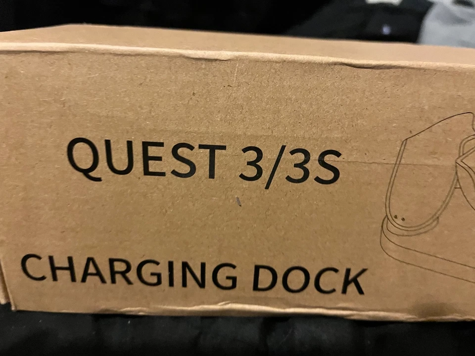 oculus quest 3 512gb edition with charging dock and strap (lightly used) - Image 3 of 4