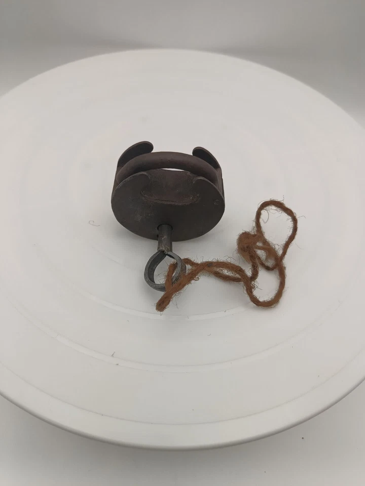 ANTIGUO CANDADO DE HIERRO ORIGINAL ANTIGUO Y RARO CON LLAVE Y FUNCIONANDO BIEN c1900 v/g Foto 2 de 4