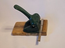 Vintage Leitz Locher 180 &ndash; Gusseisen auf Holzst&auml;nder (1950er Jahre)