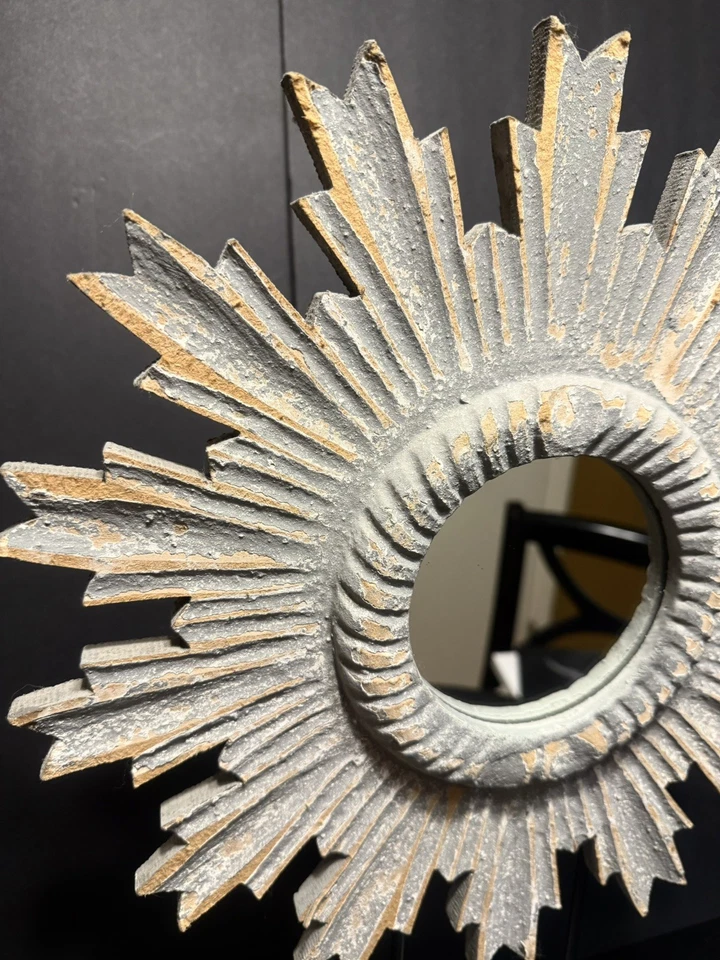 Hermoso espejo de madera Sunburst pintado envejecido sobre soporte de metal y madera Foto 4 de 4