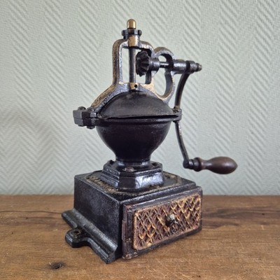 Antique MUTZIG FRAMONT 0 Coffee Grinder Cast Iron Grinder Coffee Painter