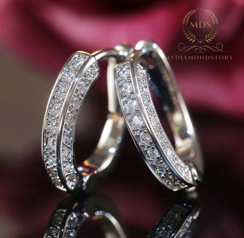 Pendientes de aro Huggie de moissanita de oro blanco sólido de 14 quilates de corte redondo de 2 quilates para mujer Foto 4 de 4