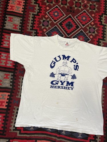 Camicia vintage Gump’s Gym XL Hershey parodia punto singolo FOTL Distressed Gold’s - Foto 3 di 14