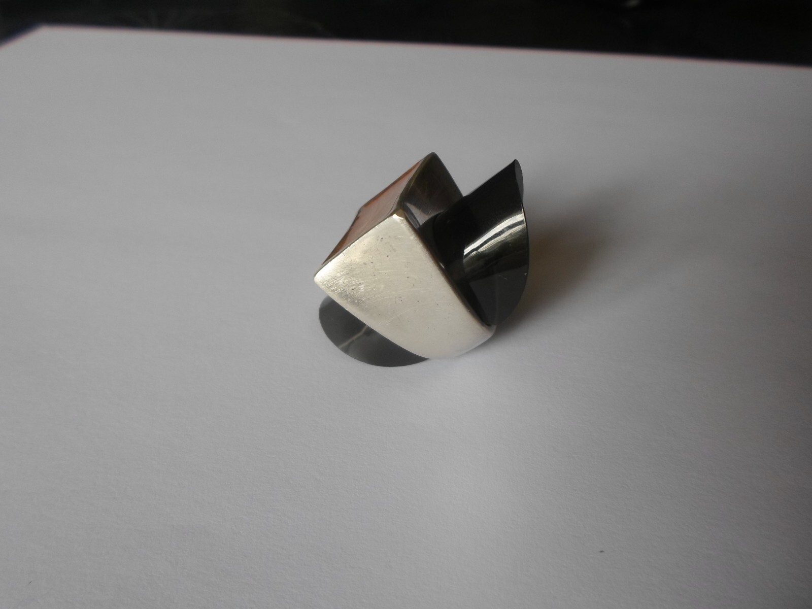 solid silver ring, knight, marbled brown rectangl… - image 7