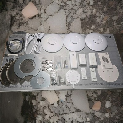 Ubiquiti UniFi AP AC Lite (3) + Cloud Key + 3 PoE Injectors + Mount Kits WiFi 6