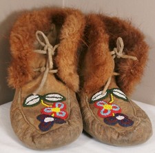 Vintage Native American Moccasins w/ Beaver Trim and Beadwork Size 10
