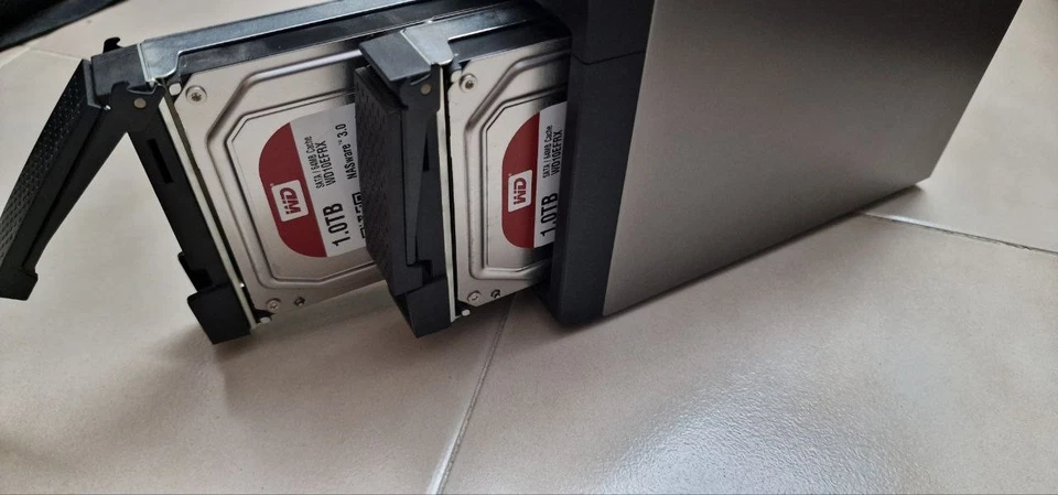 NAS Qnap TS-221 con Hard Disk da 1 Terabyte - Immagine 2 di 4