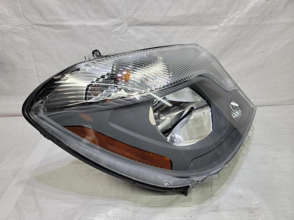 Faro delantero pasajero derecho Mercedes-Benz Sprinter 2500 2014-2018 OEM Foto 2 de 4