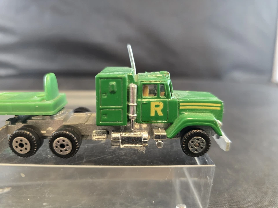 Road Champs 1982 HO Diecast 1/87 Robbins Green Mack Super-Liner Tractor Trailer - Image 2 of 4
