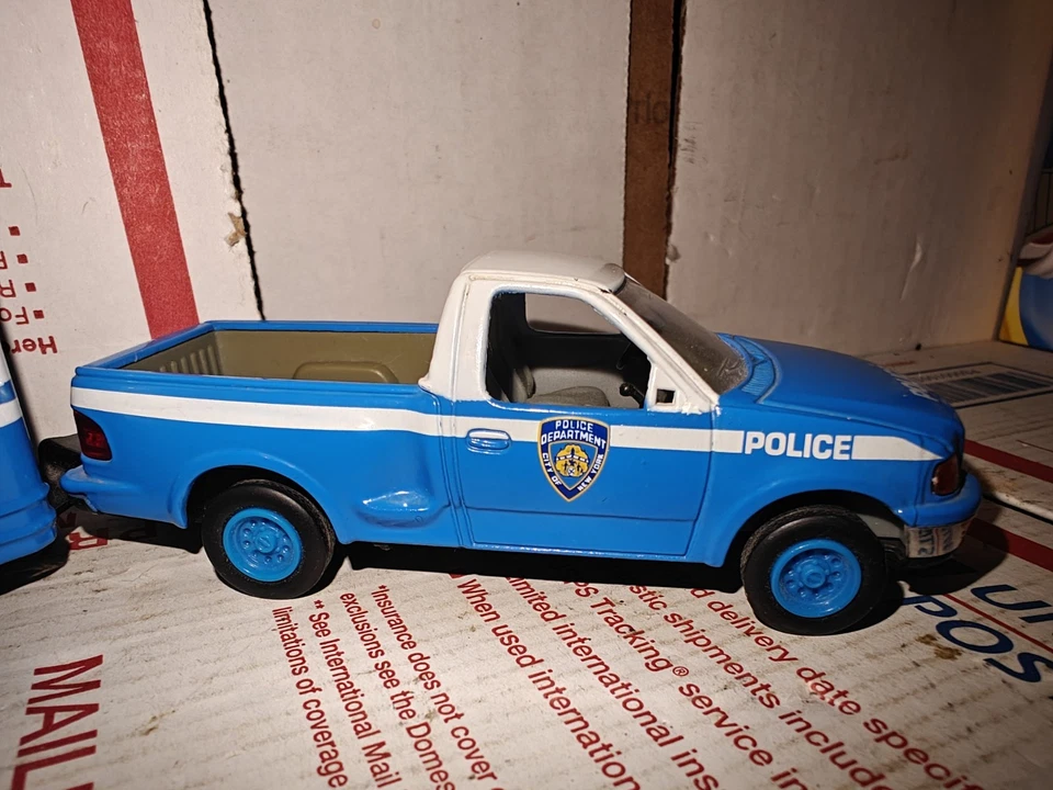 K-Line K-94904 NYPD Mounted Police Ford Pick Up & Horse Trailer Diecast - Image 2 of 4