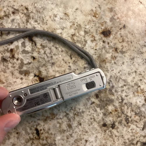 Panasonic LUMIX DMC-FS3-SILVER-8.1MP Digital Camera & Charger-Tested Works Great