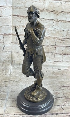 Handgefertigte Detaillierte Europäische Soldat Mit Sein Waffen Skulptur Geschäft