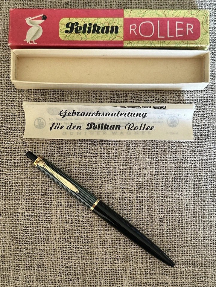 Bolígrafo Pelikan 455 años 60, negro y verde con borde dorado laminado, con caja papeles Foto 3 de 4