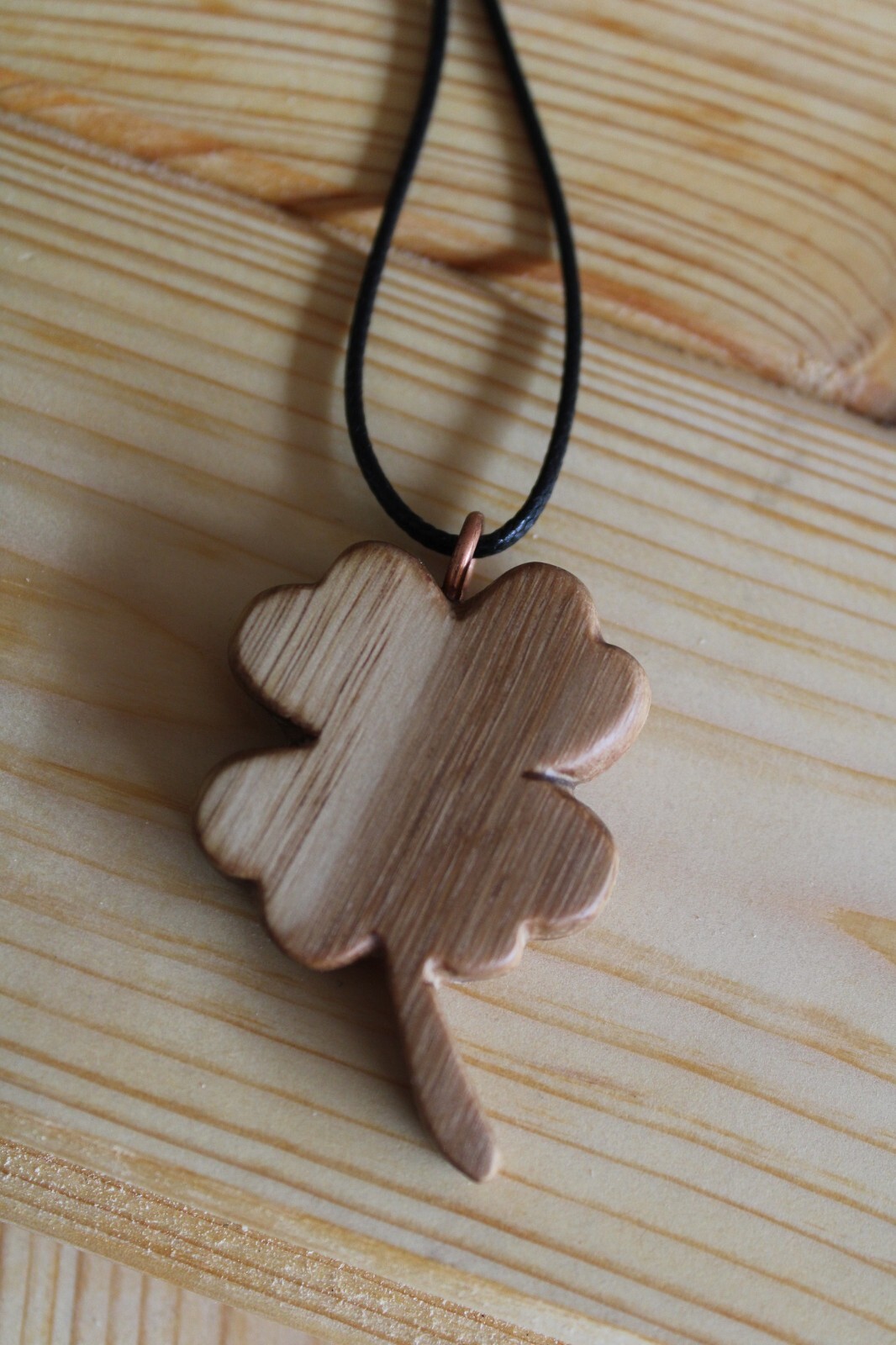 Pendentif CLOVER évitez les allergies cutanées avec ce bijou en bois massif sain