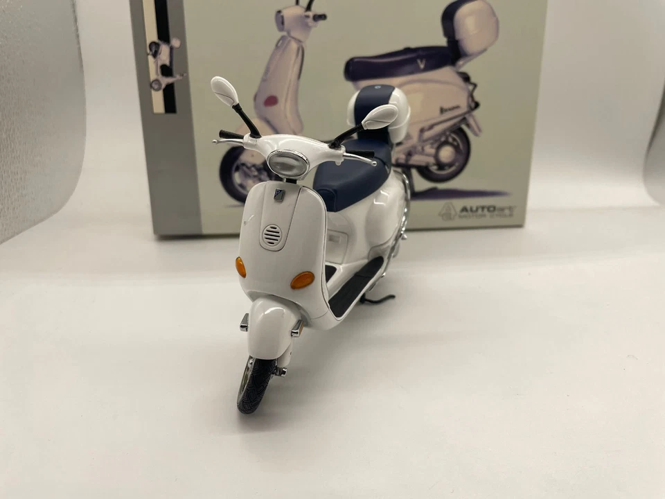 Autoart Vespa ET4 150 Scooter Piaggio 1:12 Scale Die-Cast Model Bike - Image 4 of 4
