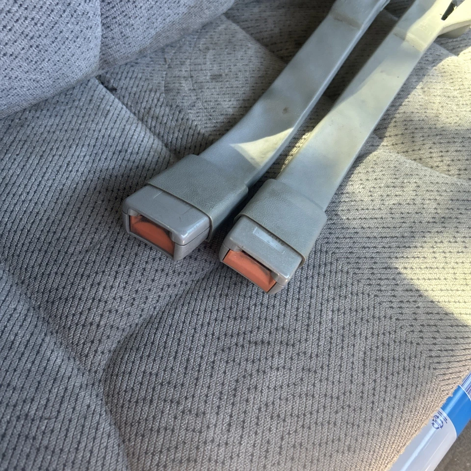 88-98 Chevy GMC OBS Cinturón de seguridad Hebilla Pestillo Par Gris Silverado Sierra Cubo OEM Foto 3 de 3