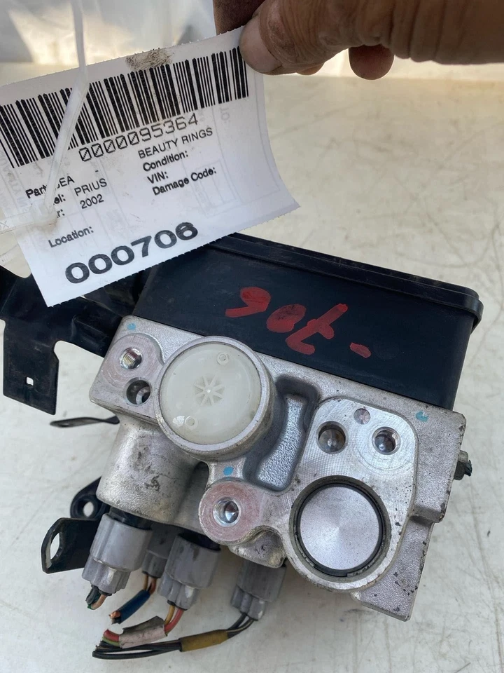 2002 TOYOTA PRIUS Sedan Anti Lock Brake Pump Module Assembly 1.5 L 4 Cylinder - Image 2 of 4