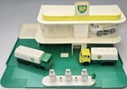 Lesney Matchbox MG-1 BP Service Station w/ Pumps & 3 Vehicles Vintage