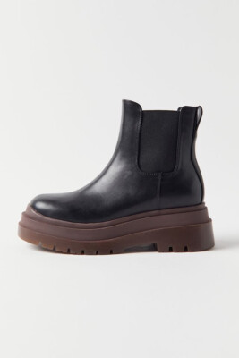 New Urban Outfitters Betty Treaded Chelsea Boot US 6