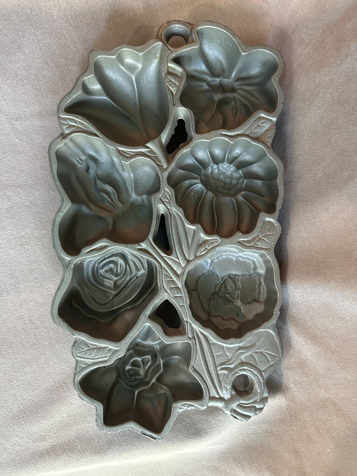 John Wright Cast Iron Flower Baking Mold