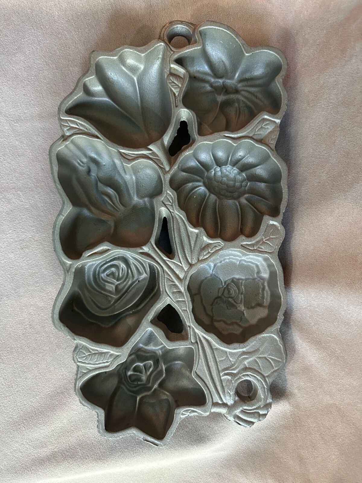 John Wright Cast Iron Flowers Baking Mold/Pan