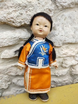 Asiatische Puppe. Poupée Asie Motten gefressen Kleid 26 cm groß