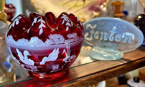 FENTON SMALL CRANBERRY ROSEBOWL “SWANS ON POND WITH LILY PADS” GORGEOUS NIB