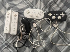 Lot of Nintendo Wii Controllers WORKS (NUNCHUCKS HAVE POOR PIN CONTACT)