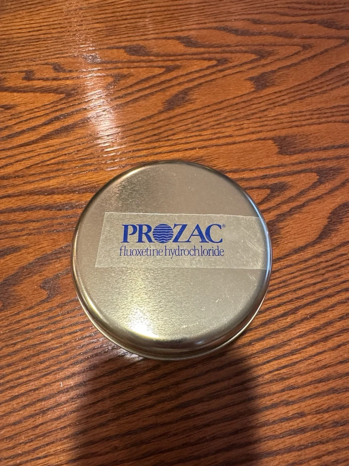 Reloj Pharma Prozac Nuevo Nunca Usado Con Banda Ajustable Negra Y Lata Golf. Foto 2 de 4
