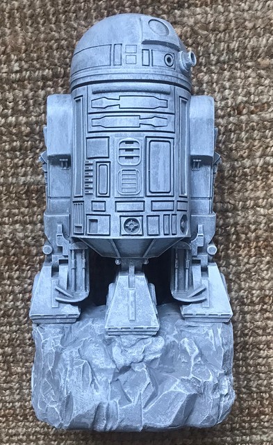 r2d2 garden statue
