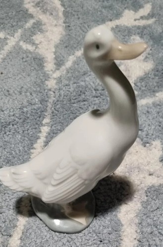 Vintage Nao Daisa goose figurine made In Spain 1978, great preloved condition 