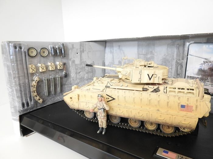 M2A2 forces of valor 戦車 1/32 A07 Forces Of Valor Unimax 1:32 80002 U.S. M2A2 Bradley