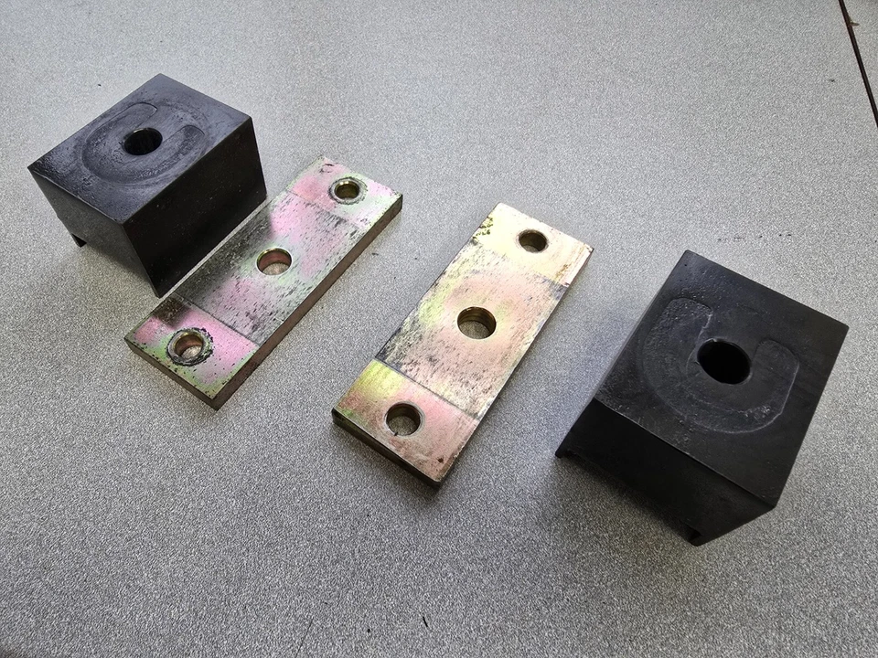 NICE PAIR USED HIGH PERFORMANCE PORSCHE 914 SOLID ENGINE MOTOR MOUNTS - Imagem 2 de 4