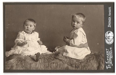 Fotografie Th. Liebert, Bremen, Fehrfeld 61, Zwei kleine Knaben in Festtagsklei 