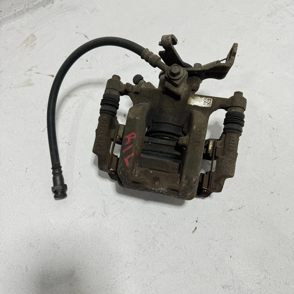 Pinza de freno izquierda conductor trasero Chevrolet Sonic 2013-2014 con soporte OEM Foto 3 de 4