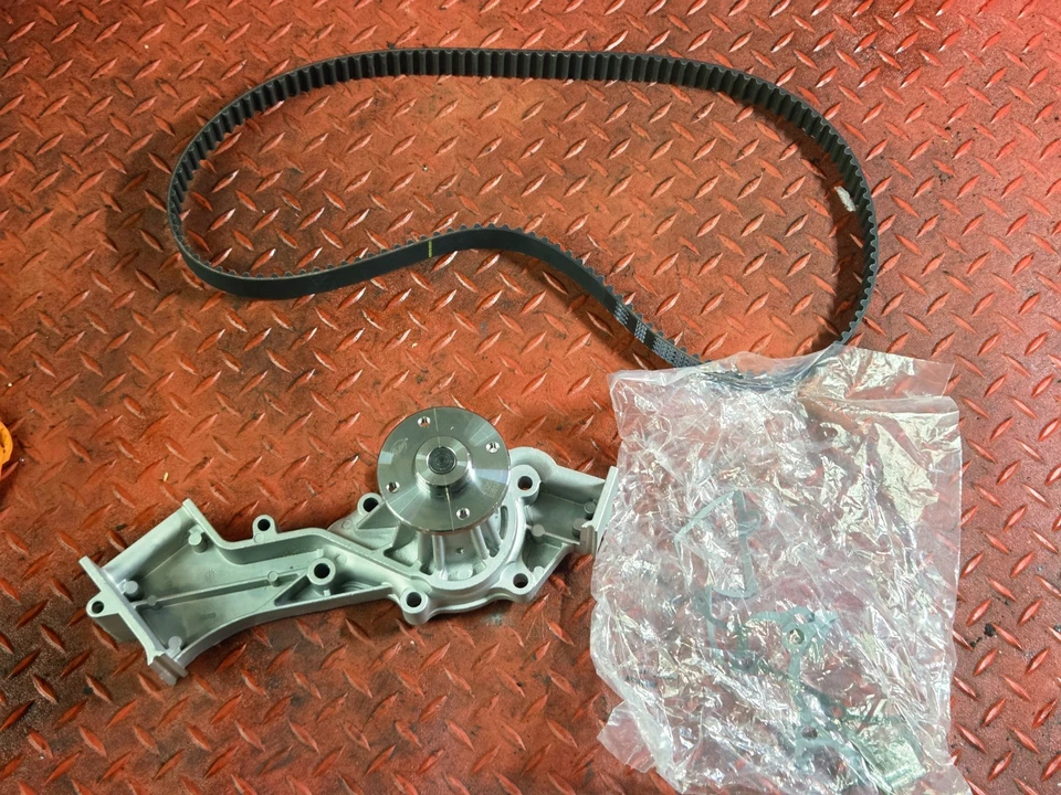 Kit de correa de distribución del motor GATES 1996-2004 con bomba de agua para modelos Nissan 3,3 L Foto 2 de 4