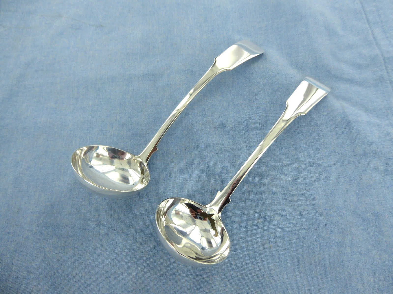 AN ANTIQUE PAIR OF STERLING SILVER FIDDLE BACK SAUCE LADLES. EDINBURGH 1822.
Opens in a new window o