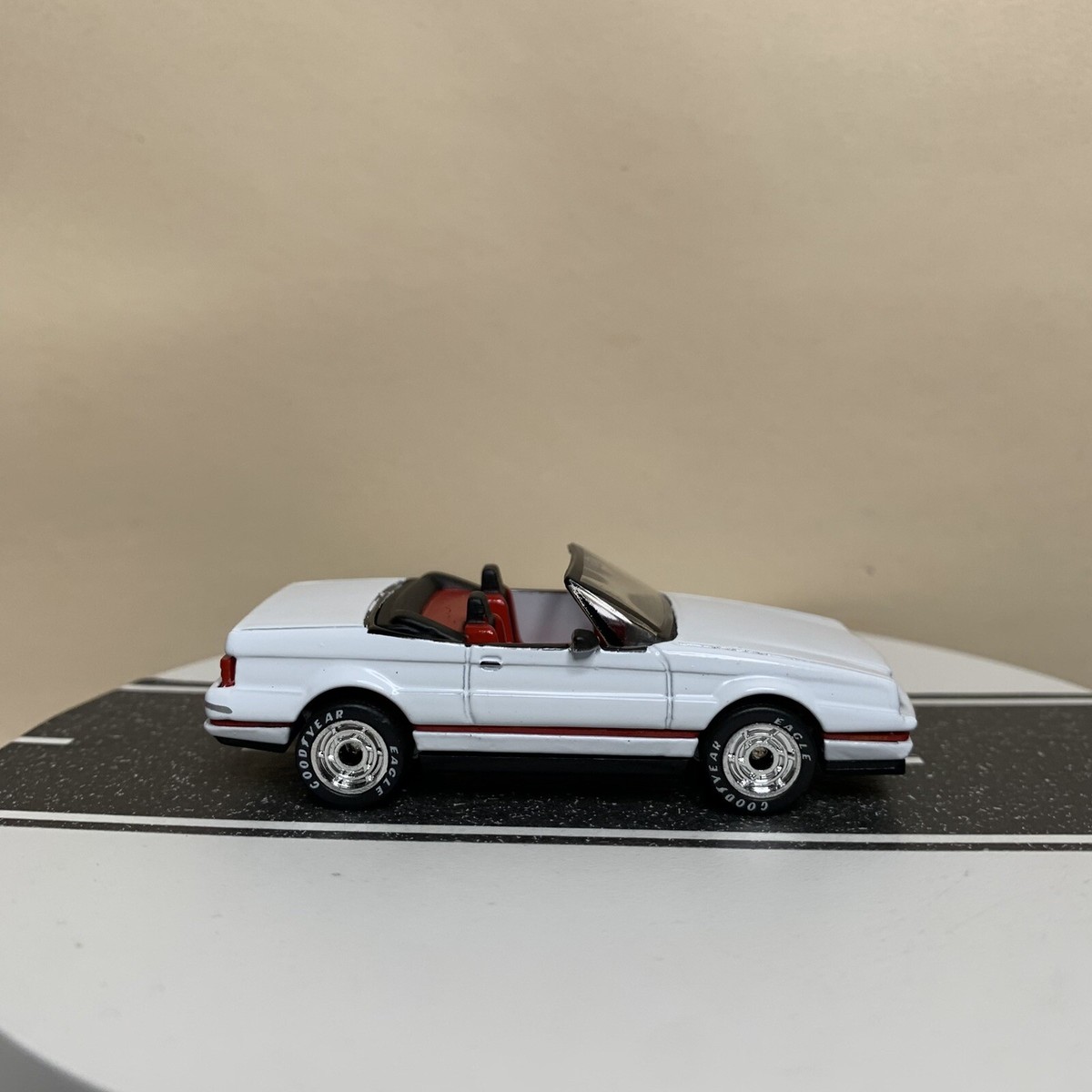 Matchbox Ultra Series Premiere Cadillac Allante Convertible White