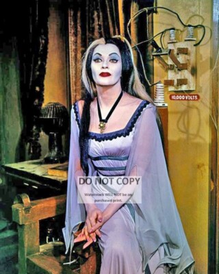 YVONNE DE CARLO AS ''LILY'' IN ''THE MUNSTERS'' - 8X10 PUBLICITY PHOTO (FB-811)
