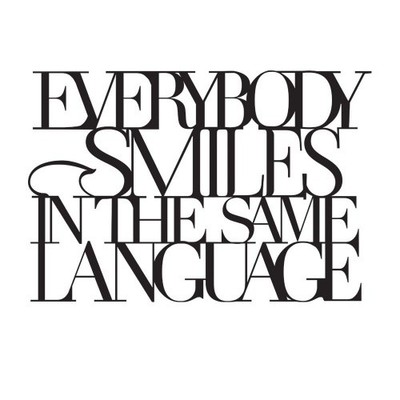 Wandpoesie ''Everbody Smiles in the Same Language''