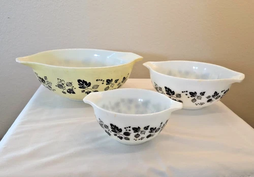 Pyrex Gooseberry Yellow Black & White Black Nesting Bowls
