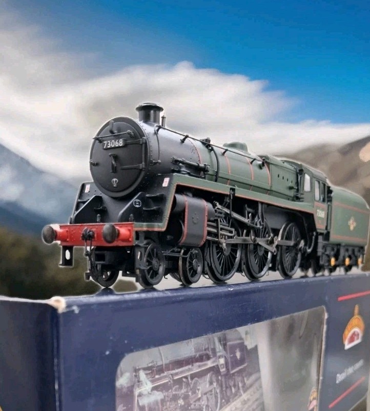 Boxed Bachmann 32-500 BR Green Standard 5MT 73068 Steam Loco OO Gauge
