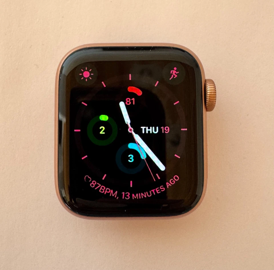 Apple Watch SE GPS 40 mm mit Aluminiumgehäuse, Sportarmband und Retina Display., Foto 1 von 5