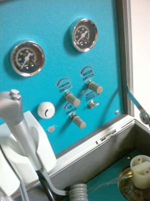 Portable Dental Delivery Unit: Rolling Box With 4 Holes Air Compressor Portable Dental Delivery Unit: Rolling Box With 4 Holes Air Compressor