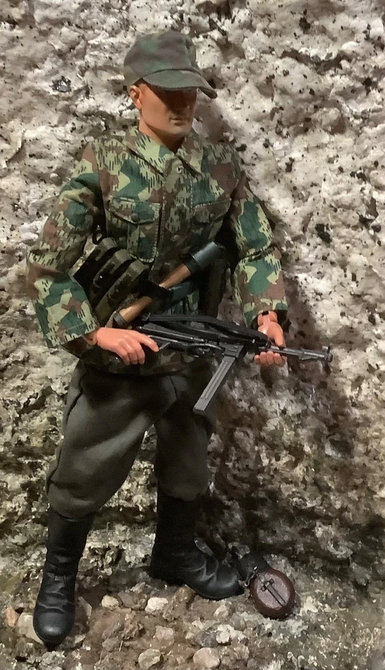 1/6 WWII Dragon/BGTs German Army Splinter Camo NCO w/SMG Normandy 1944 - Image 2 of 4