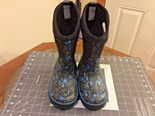 Girls BOGS CLCSFLOWERSSTR Flowers Black & Blue  Style 71560-009 Size 10