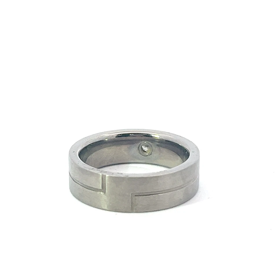 Anillo de banda de titanio de 0,08 quilates con detalles de diamantes de 7 mm para hombre Foto 4 de 4