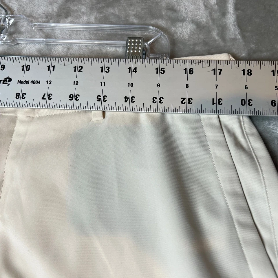 Pantalones cortos de golf Peter Millar caqui para hombre talla 36 frente plano ligeros Foto 3 de 4